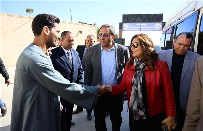 وزيرة التنمية المحلية ومحافظ قنا يتفقدان المنطقة الصناعية بقفط