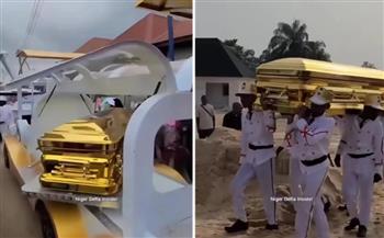 لن تصدق سعره.. نيجيري يستعمل تابوت من الذهب الخالص لدفن والدته