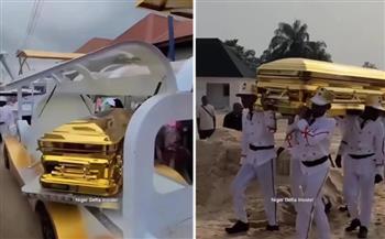 لن تصدق سعره.. نيجيري يستعمل تابوت من الذهب الخالص لدفن والدته