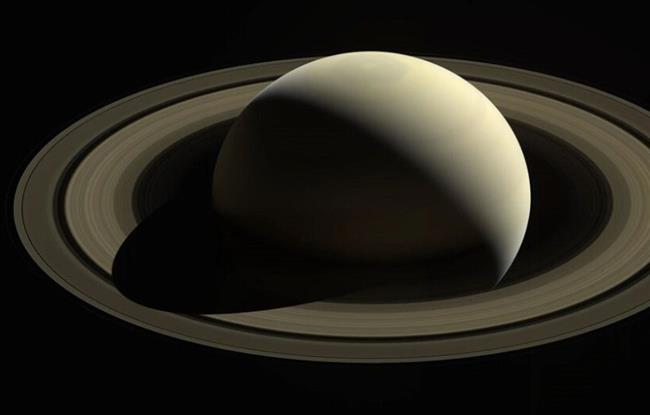 كعكة غبار عملاقة.. سر جديد عن حلقات زحل يدهش العلماء