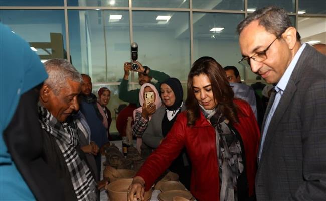 وزيرة التنمية المحلية ومحافظ قنا يتفقدان مشروع تطوير كورنيش النيل بمدينة قنا 