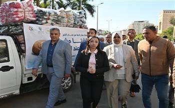 محافظ البحيرة تتفقد قافلة "صناع الخير" المحملة بـ3000 بطانية لدعم الأولى بالرعاية