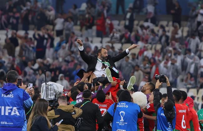 كأس العرب.. طارق السكتيوي مدرب المغرب على الأعناق بعد الفوز باللقب