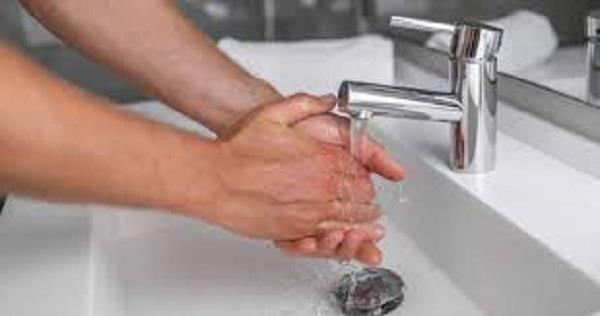 هل استخدام المياه الساخنة يسبب جفاف الجلد في فصل الشتاء؟ الصحة تجيب