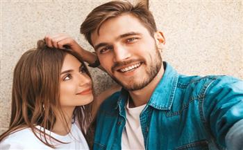 5 لغات صامته للحب تقوي العلاقة العاطفية مع شريكك.. أهمها الفكاهة
