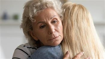 للنساء.. علامات خفية تدل على معاناة أحد والديك بصمت