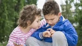 اليوم العالمي للتضامن الإنساني.. كيف تنشئين طفلًا يشعر بمعاناة الآخرين ويتعاطف معهم؟