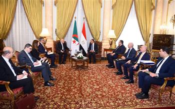 وزير الخارجية ونظيره الجزائري يبحثان سبل تعزيز العلاقات الثنائية المتميزة بين البلدين الشقيقين