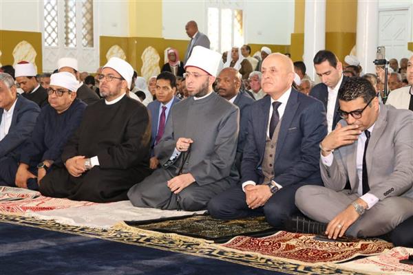 وزير الأوقاف ومحافظ الأقصر يؤديان صلاة الجمعة بمسجد "الحجاجي" بالكرنك 