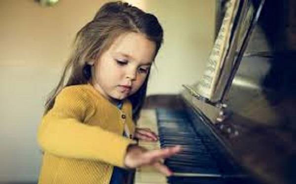 كيف تدعم الأم موهبة طفلها؟.. نصائح عملية لتمكينه دون ضغوط