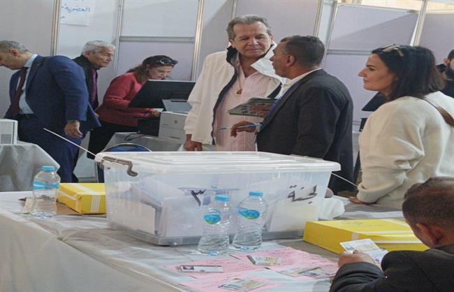 المنتج السينمائي محمد مختار يدلي بصوته في انتخابات نادي الجزيرة