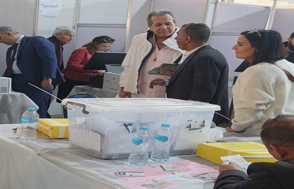 المنتج السينمائي محمد مختار يدلي بصوته في انتخابات نادي الجزيرة 