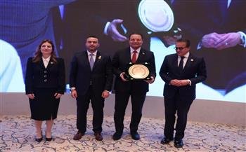 مجلس وزراء الصحة العرب يسلّم رئيس هيئة الاعتماد والرقابة الصحية جائزة الطبيب العربي لعام 2025