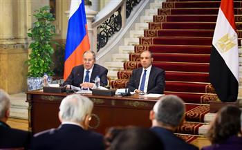 وزير الخارجية ونظيره الروسي يؤكدان اعتزازهما بالعلاقات الوثيقة والشراكة الاستراتيجية بين البلدين 