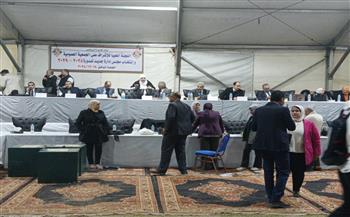 رئيس اللجنة القضائية يطالب بإيقاف الهتافات في الخيمة الانتخابية لنادي الجزيرة