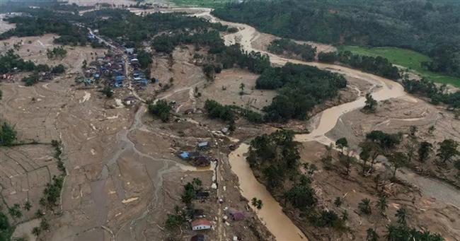 إندونيسيا تحشد 3.58 مليار دولار لإغاثة سومطرة بعد فيضانات مدمّرة أودت بحياة 1,072 شخص