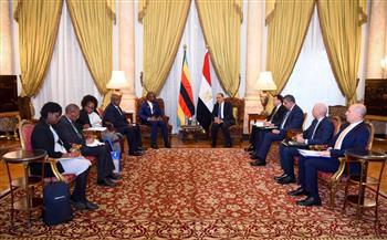 وزير الخارجية يبحث مع نظيره الزيمبابوي تعزيز التعاون الثنائي وتنسيق المواقف المشتركة