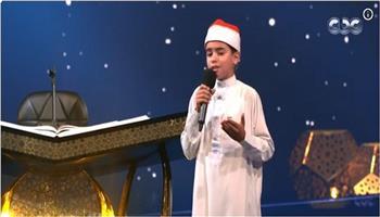 القارئ الطفل محمد القلاجي يلقى تحية وتصفيق كبير عقب ابتهال مدحًا للنبي 