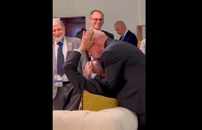 فيديو.. الرئيس البرازيلي ينفّذ مقلبًا طريفًا في مدير منظمة الصحة العالمية