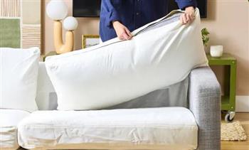 لربات البيوت.. طرق فعالة لتجديد وسائد الأريكة المترهلة 