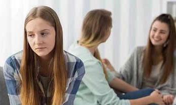 كيف تتعاملين مع عزلة ابنتك المراهقة؟.. خبراء علم النفس ينصحون