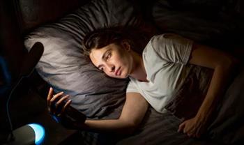 علم النفس يكشف سر تصفح البعض لهواتفهم قبل النوم.. اعرفي التفاصيل