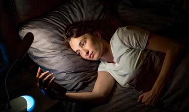 علم النفس يكشف سر تصفح البعض لهواتفهم قبل النوم.. اعرفي التفاصيل