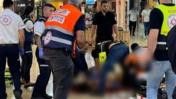 إعلام عبري: إصابة إسرائيليين في حادث طعن قرب مستوطنة "عطيرت" وتحييد المنفذ