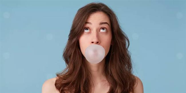 فوائد صحية لمضغ العلكة