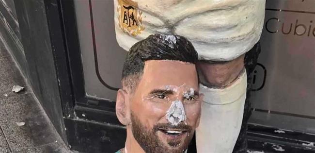 قطعت ساقه تمامًا.. تدمير تمثال ميسي في الأرجنتين