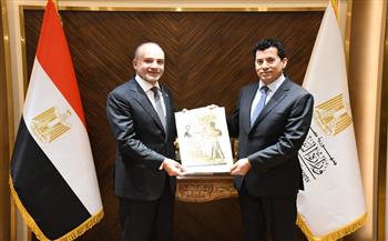 وزير الشباب والرياضة يستقبل رئيس الاتحاد الدولي للسلاح| صور 