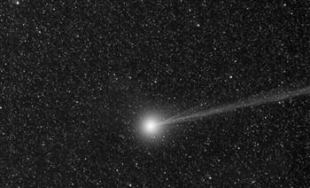 مذنب يصدر نبضات غامضة ويقترب من الأرض بسرعة كبيرة