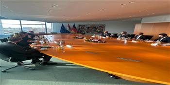 وزير الخارجية يلتقي مستشار الأمن القومي بالمستشارية الألمانية