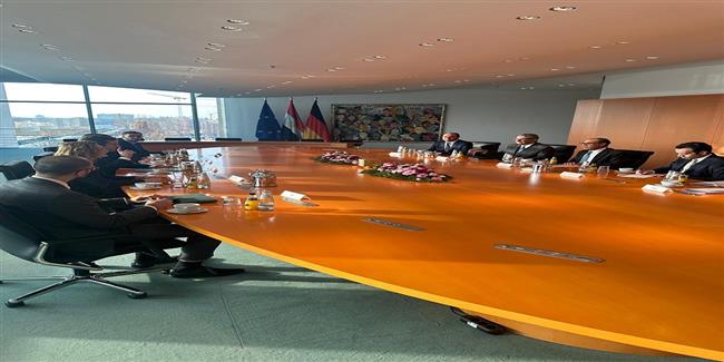 وزير الخارجية يلتقي مستشار الأمن القومي بالمستشارية الألمانية