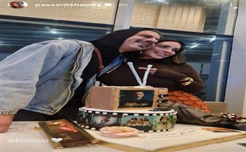 بسنت شوقي تحتفل مع محمد فراج بتورتة تحمل ورد وشوكولاتة
