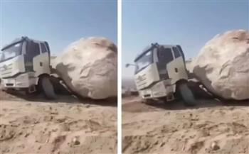 فيديو.. صخرة ضخمة تسحق شاحنة في لمح البصر 