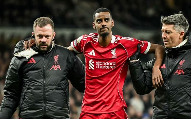 الدوري الإنجليزي.. إصابة إيزاك بعد تسجيله هدف ليفربول في توتنهام  