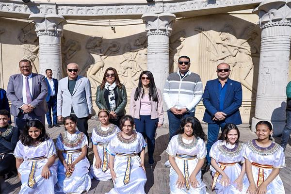 وزيرتا التخطيط والتنمية المحلية ومحافظ الأقصر يتفقدون مكتبة مصر العامة 