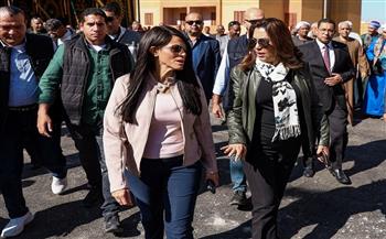 وزيرتا التخطيط والتنمية المحلية ومحافظ الأقصر يشهدون تسليم 100 وحدة سكنية للمواطنين