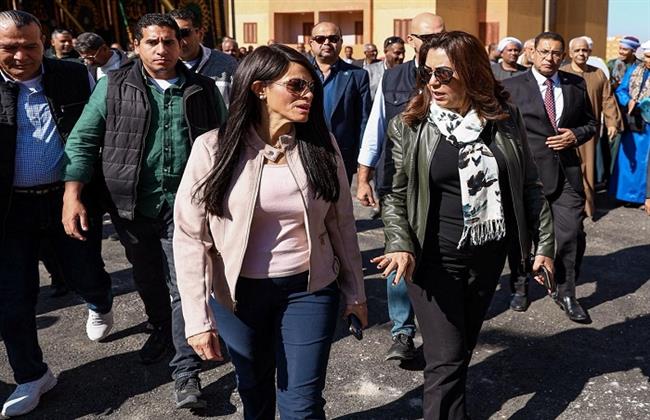 وزيرتا التخطيط والتنمية المحلية ومحافظ الأقصر يشهدون تسليم 100 وحدة سكنية للمواطنين  