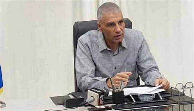 محافظ أسوان يرصد قيام إحدى السيارات بإلقاء كميات من النفايات الطبية الخطرة ويحيل الواقعة للنيابة