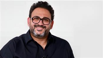 أكرم حسني يكشف سبب توقف فيلم «رجل مش مهم».. خاص 