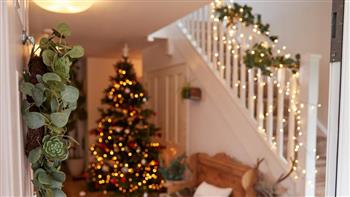 لتعليق أضواء شجرة رأس السنة بطريقة احترافية.. اتبعي تلك الخطوات 