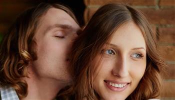 هل يحبك بصدق؟.. إليكِ طرق تكشف مشاعره تجاهك