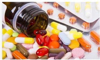 "نقابة الصيادلة": أدوية البرد والأمراض المزمنة متوفرة بالصيدليات.. لا نقص فيهم 