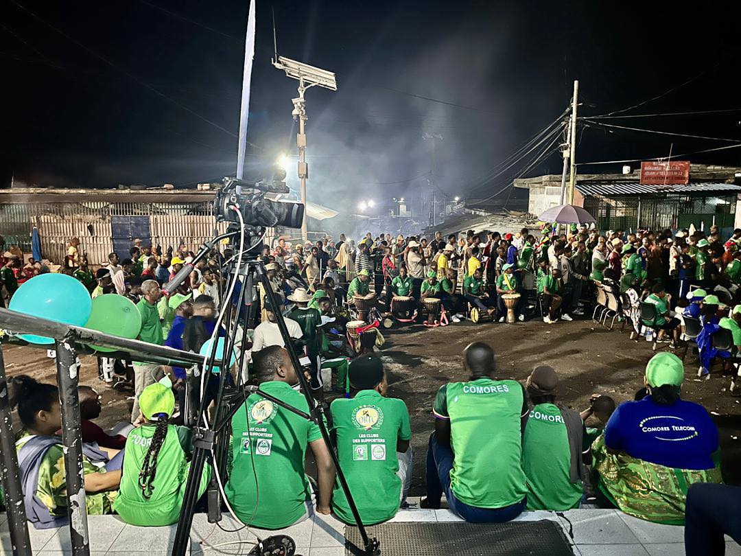 كأس أمم أفريقيا.. جماهير جزر القمر تعيش على وقع انطلاق البطولة في موروني| صور 