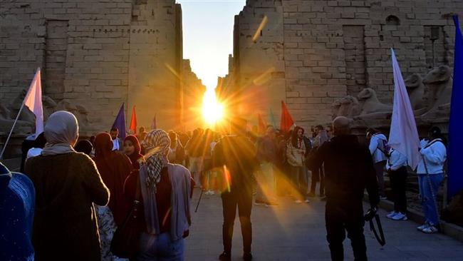 وسط توافد السياح.. تعامد الشمس على معابد الكرنك يعلن بداية الشتاء في الأقصر 