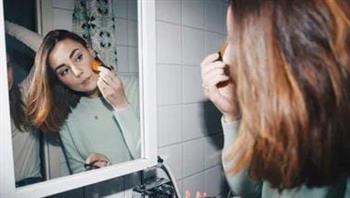 لجمالك.. تجنبي أخطاء أحمر الخدود السبع