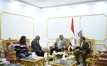 محافظ قنا يبحث مع قيادات مصانع سكر نجع حمادي حماية الأصول الإنتاجية والتصدي للتعديات