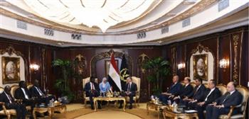 وزير الداخلية يلتقي وزير خارجية جنوب السودان لتعميق التعاون الثنائي